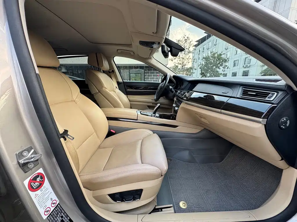 BMW 7 Series — миниатюра 17