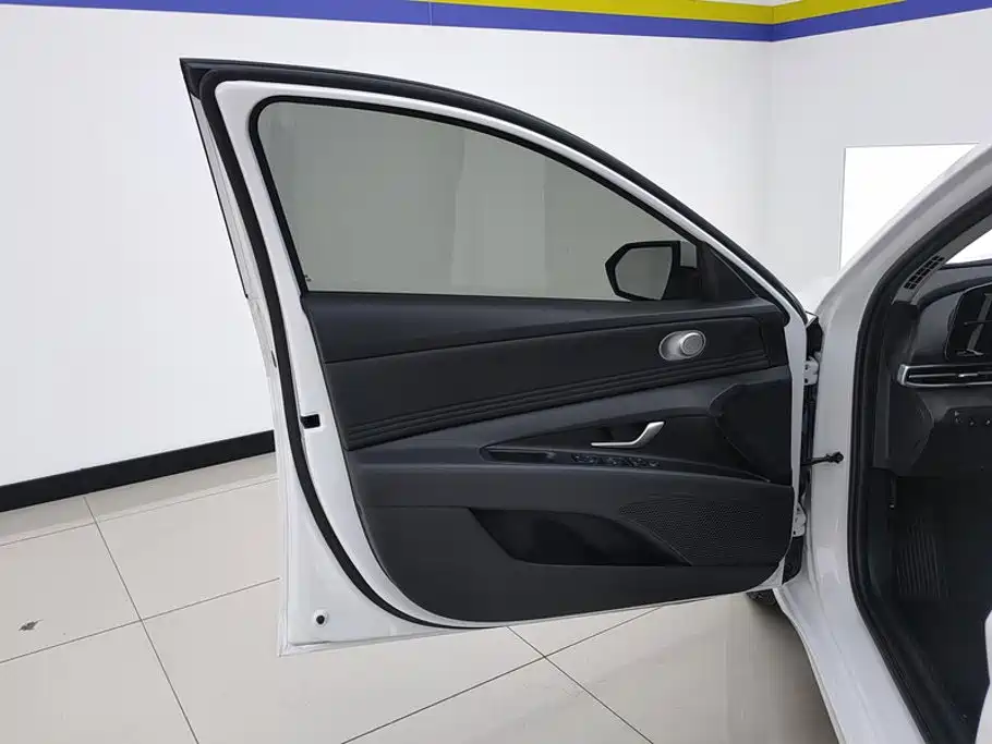Hyundai Elantra — миниатюра 7