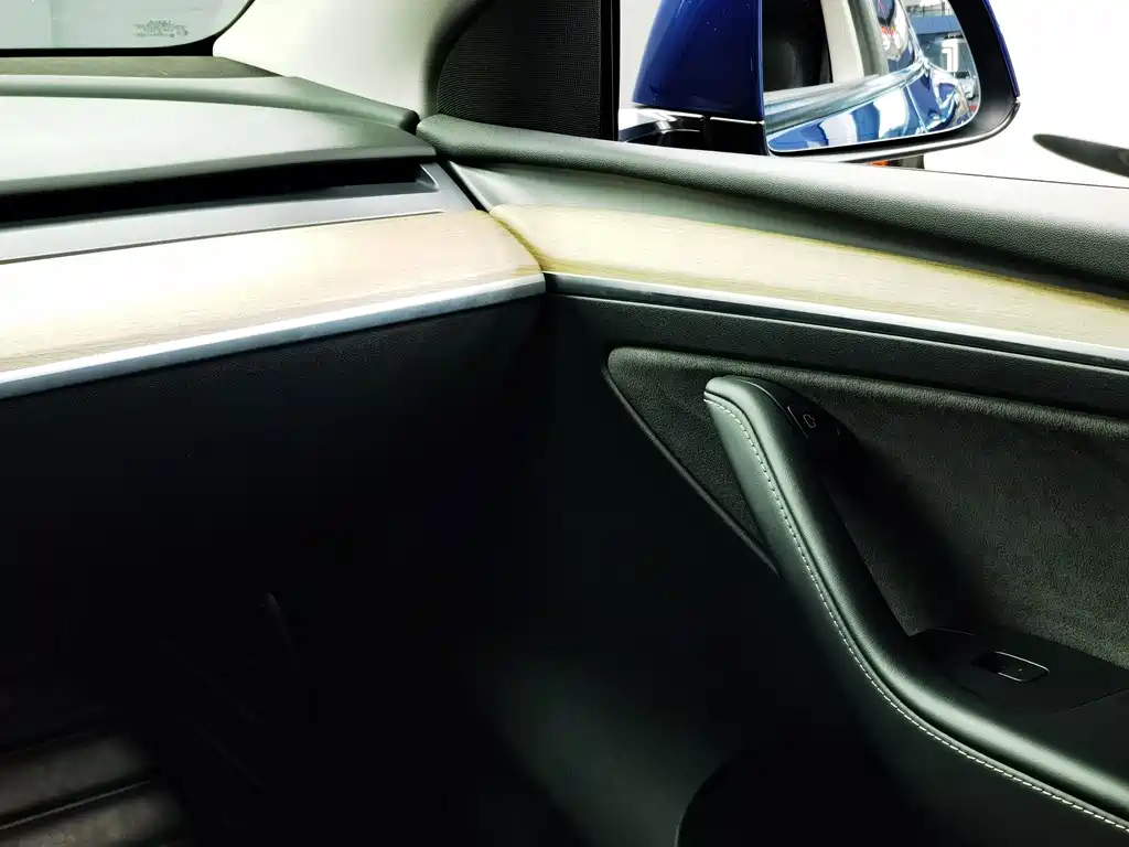 Tesla Model Y — миниатюра 13