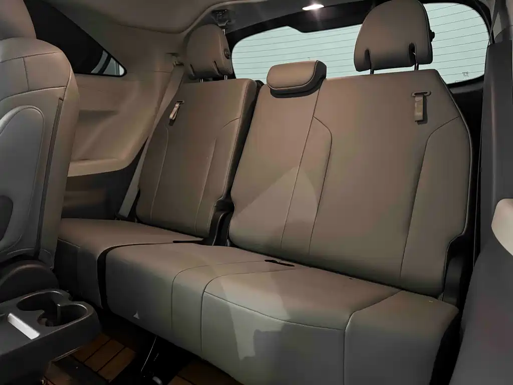 Toyota Granvia 2.5L Hybrid Luxury Edition, фото 14
