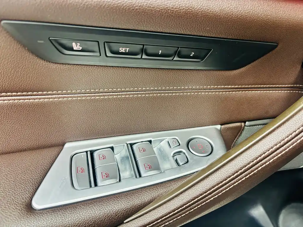 BMW 5 Series — миниатюра 13