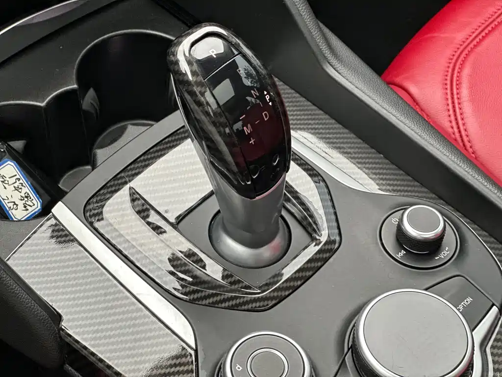 Alfa Romeo Giulia 2.0T 200HP Luxury Edition, фото 15
