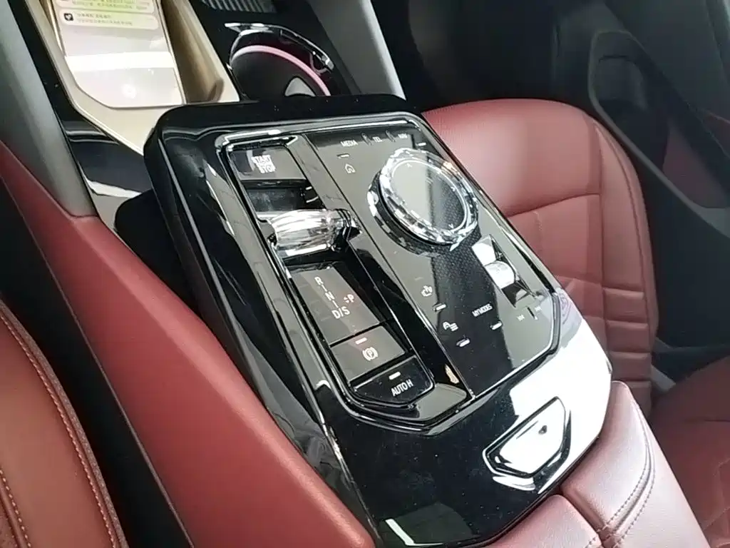 BMW 5 Series — миниатюра 14