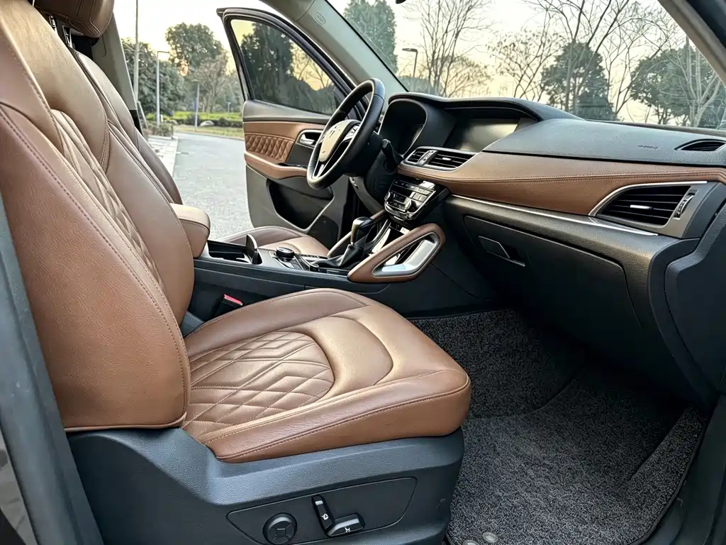 Borgward BX7 — миниатюра 10