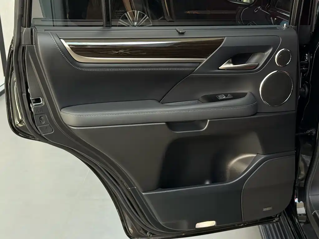 Lexus LX — миниатюра 23
