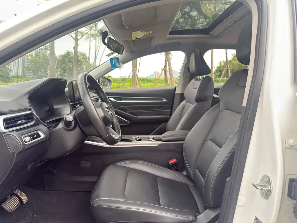 Geely Emgrand 2022 4 1.5L CVT Luxury