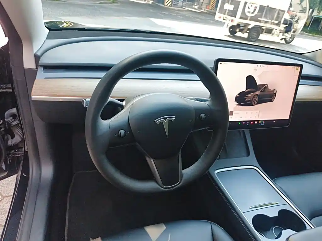 Tesla Model 3 — миниатюра 7