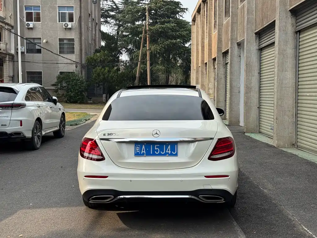 Mercedes-Benz E-Class — миниатюра 11