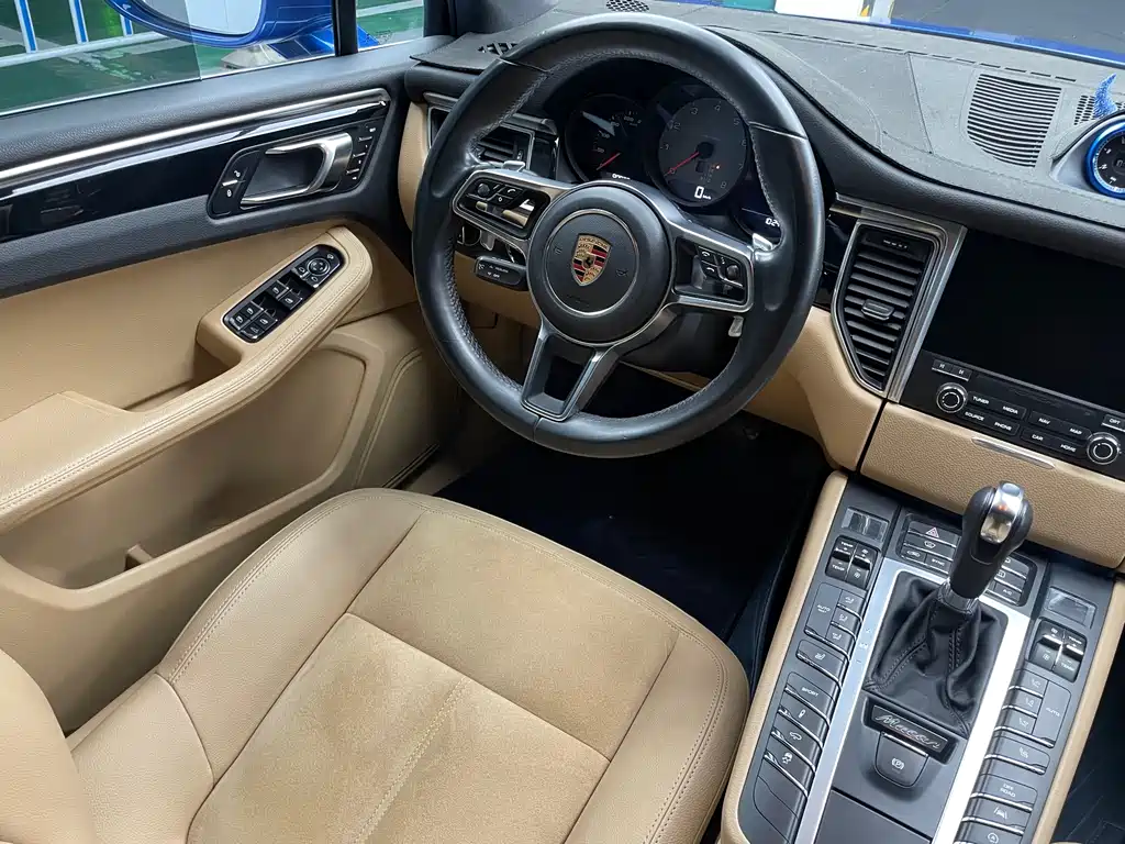PORSCHE MACAN