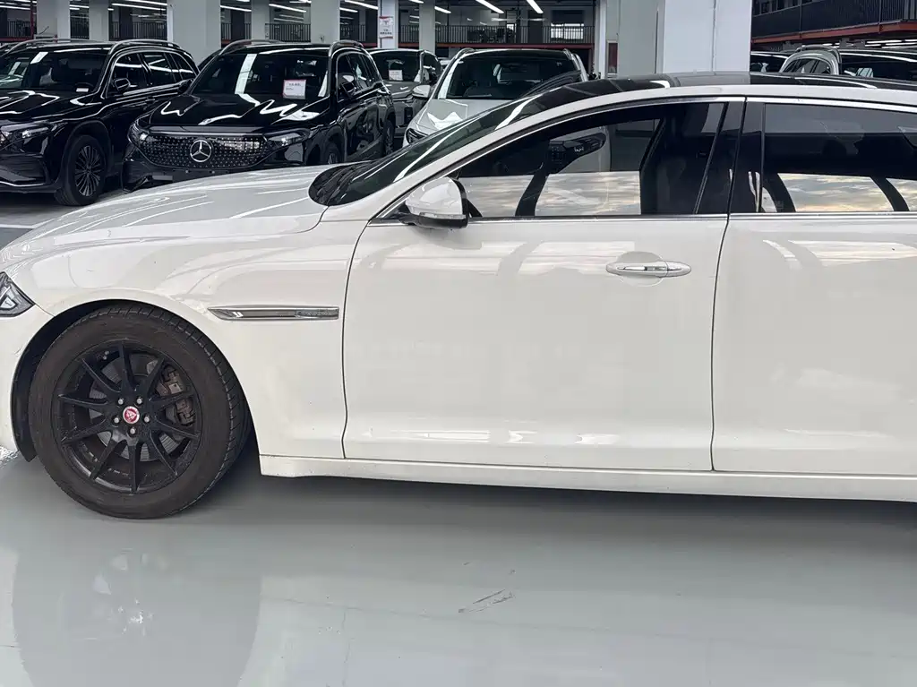 Jaguar XJ — миниатюра 11