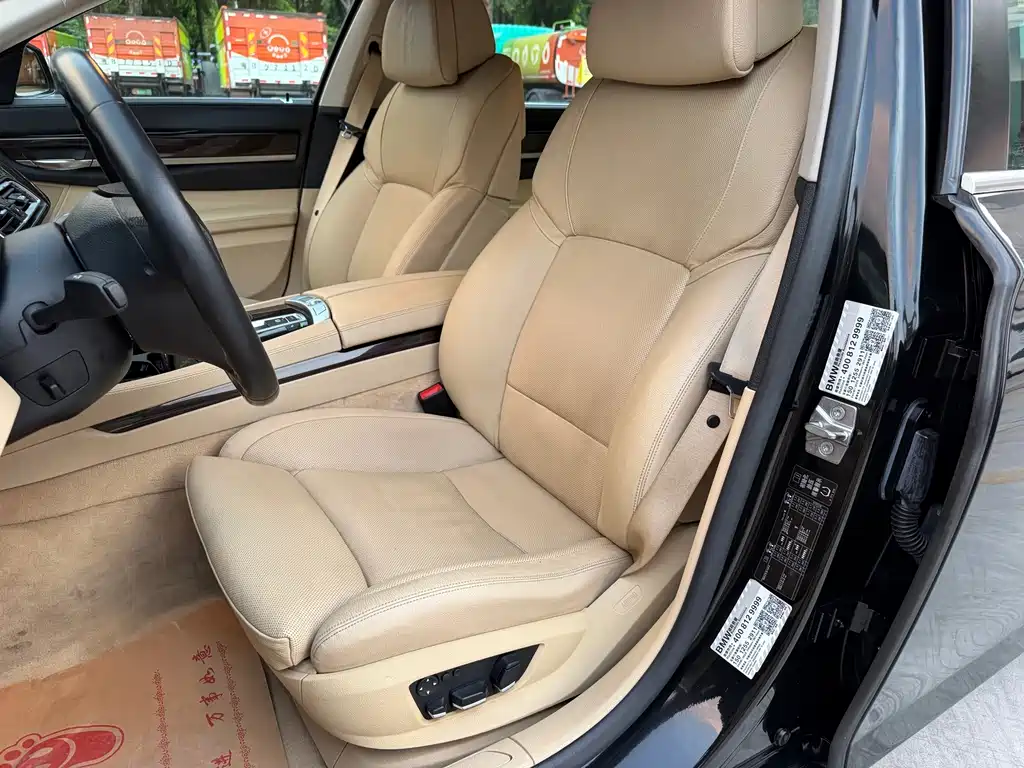 BMW 7 Series — миниатюра 2