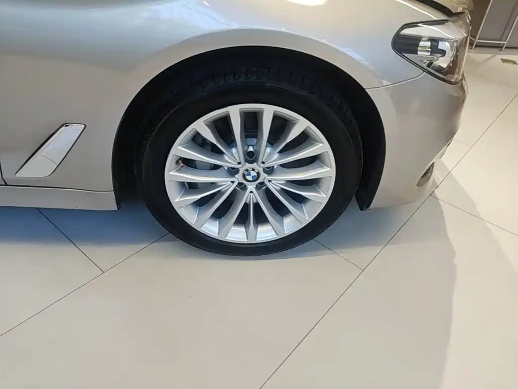 BMW 5 Series — миниатюра 12