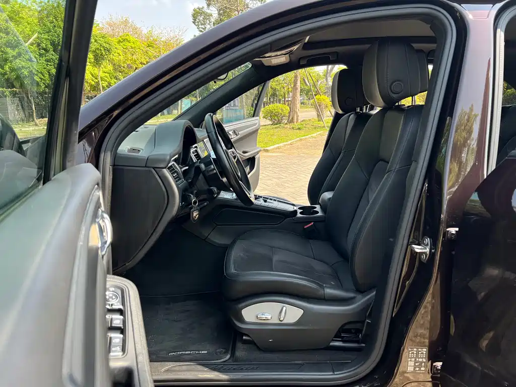 PORSCHE MACAN