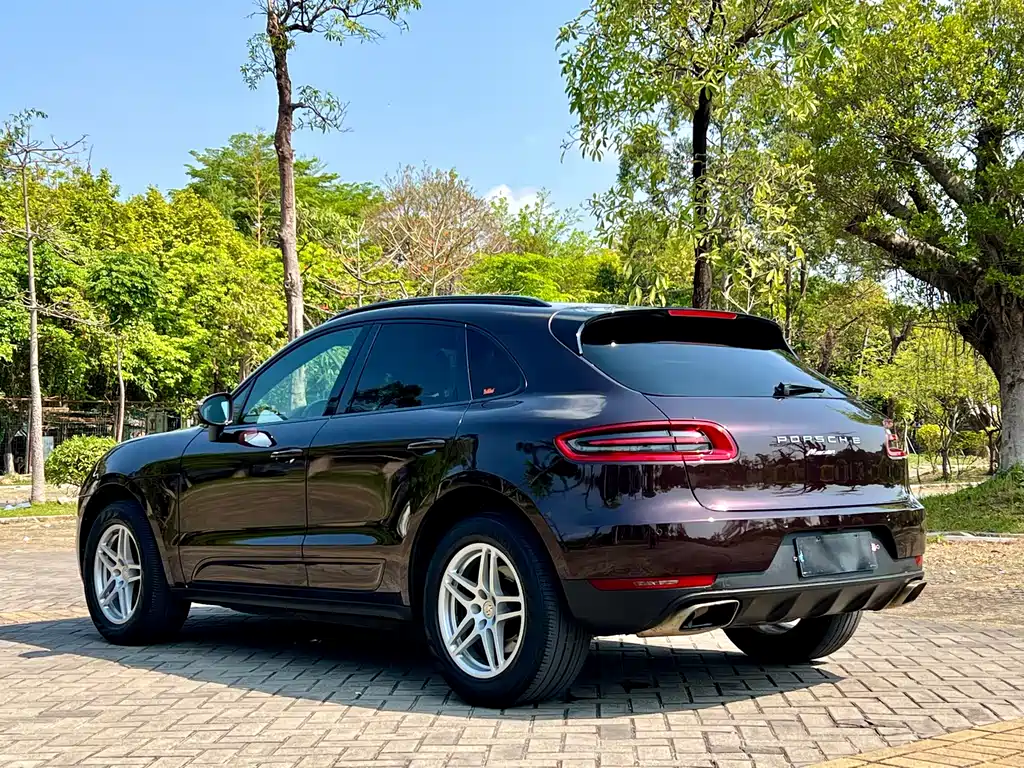 PORSCHE MACAN