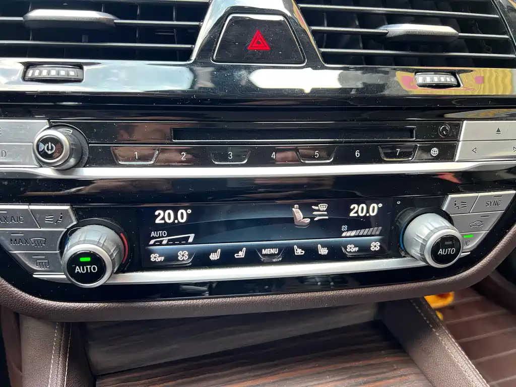 BMW 5 Series — миниатюра 11