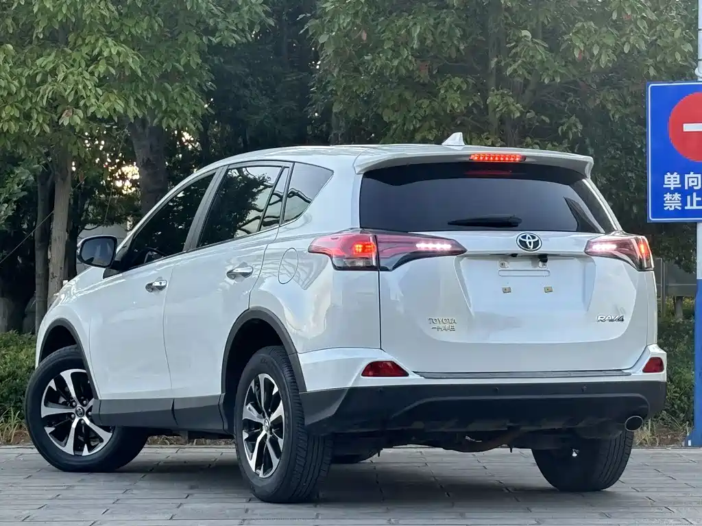 Toyota RAV4 — миниатюра 9