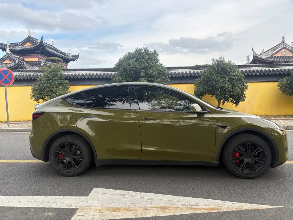 TESLA MODEL Y