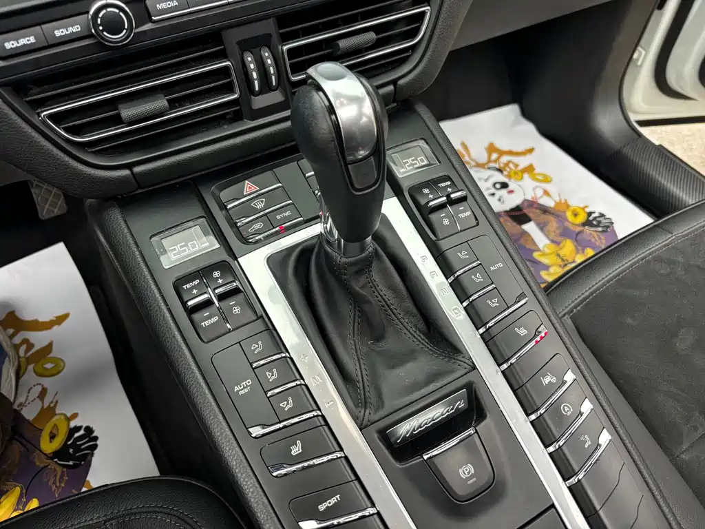 PORSCHE MACAN