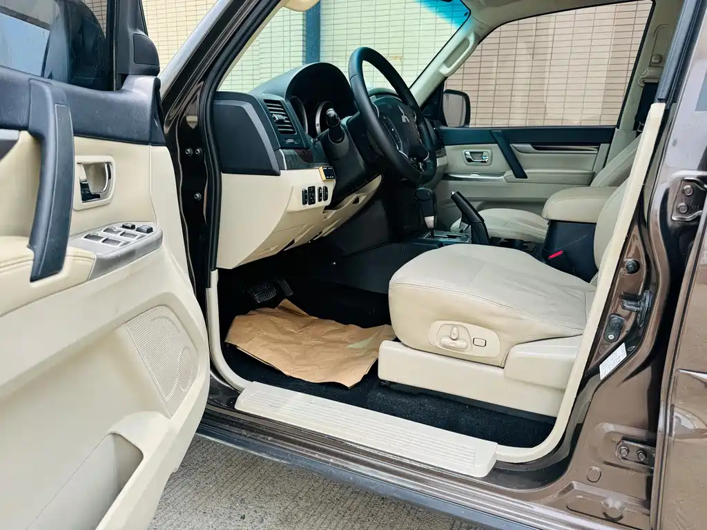 Mitsubishi Pajero (Import) — миниатюра 4