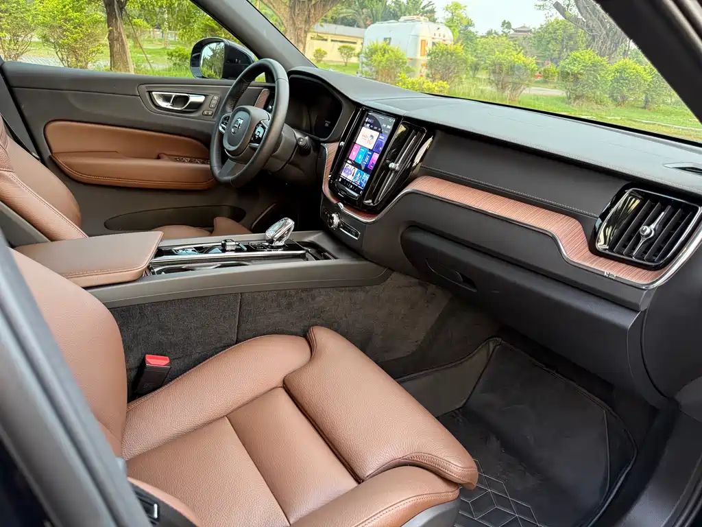 VOLVO XC60 PLUG IN HYBRID