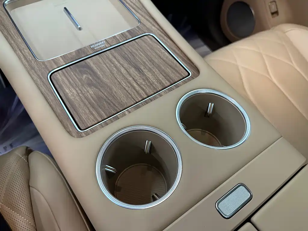 AITO ASK THE WORLD M8