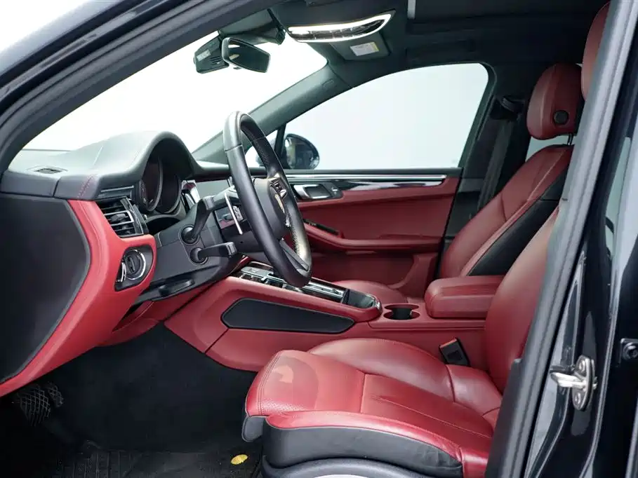 PORSCHE MACAN