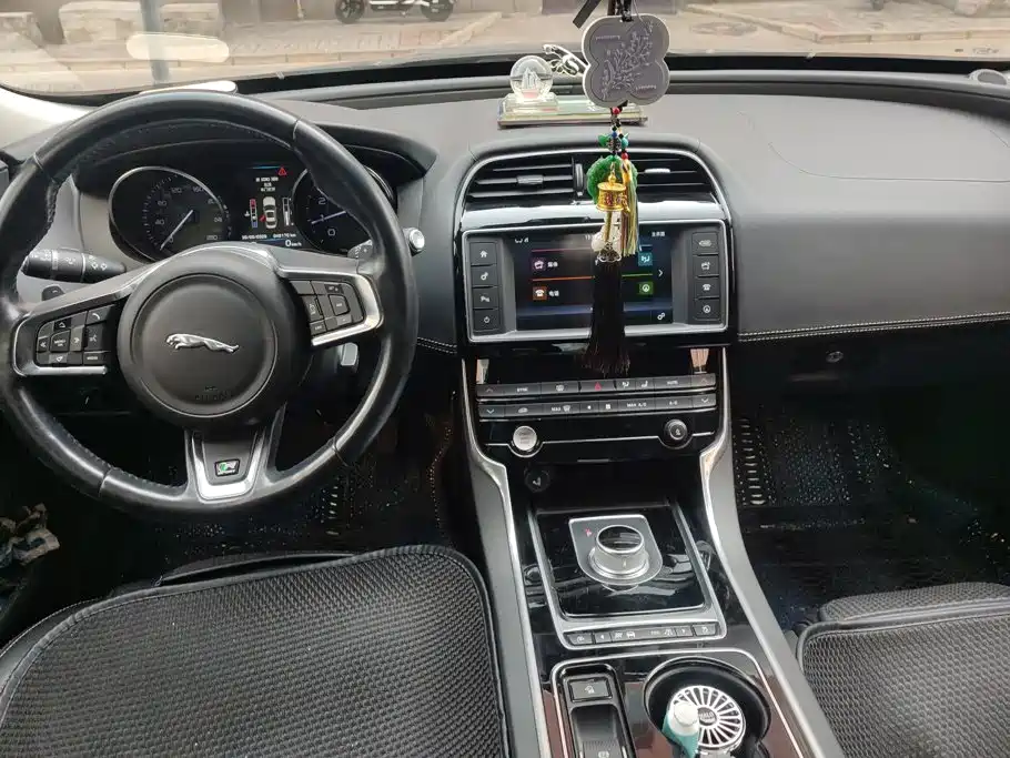 Jaguar XE — миниатюра 12
