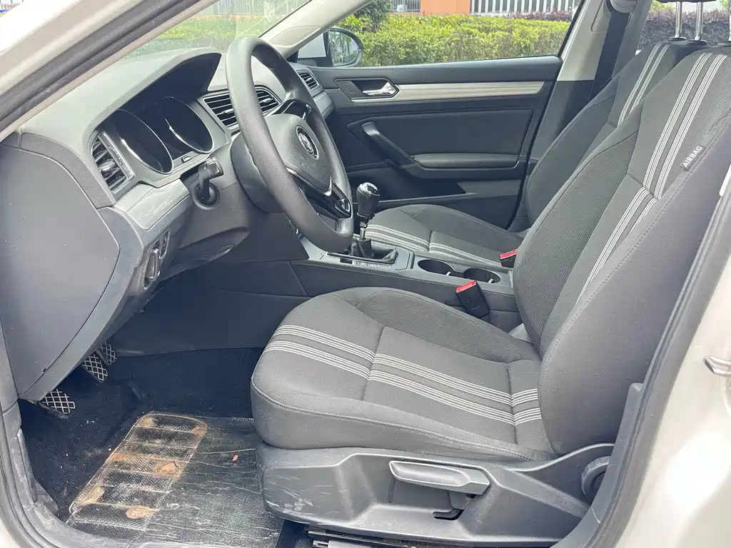 Volkswagen Lamando 2015 230TSI MT