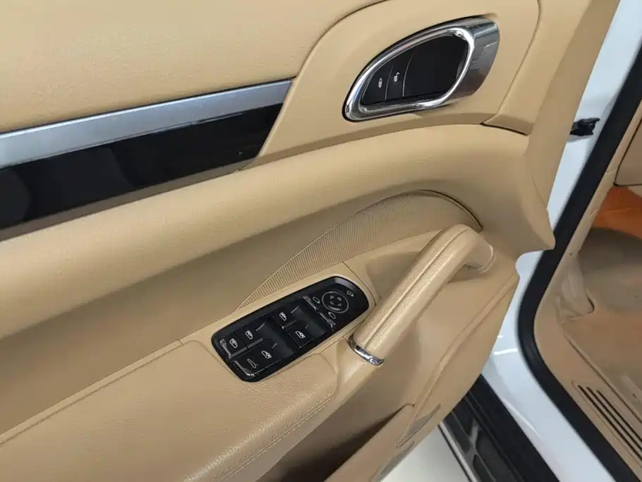 Porsche Cayenne — миниатюра 7