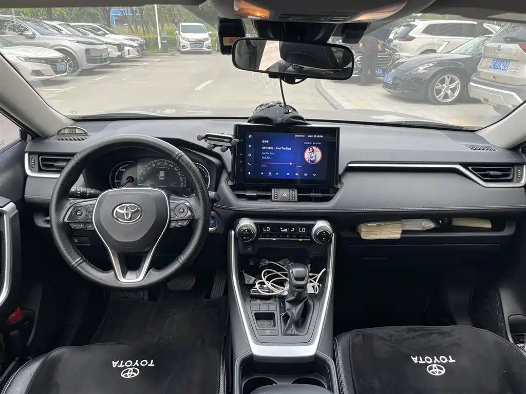 Toyota RAV4 — миниатюра 5