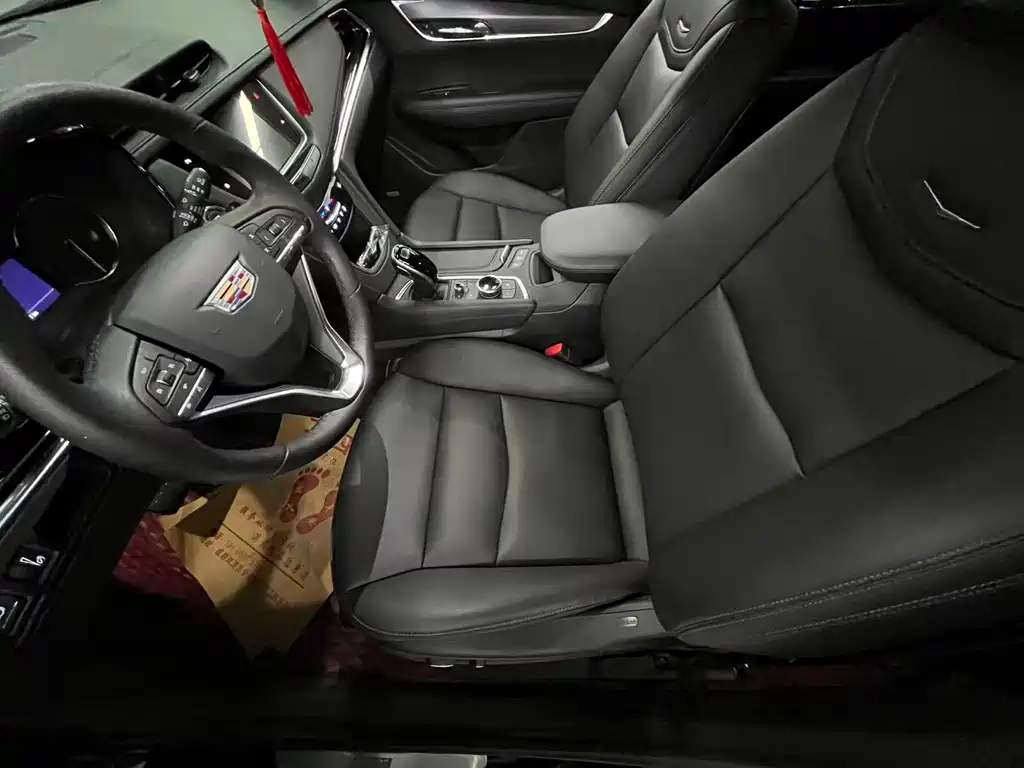Cadillac XT6 2021 28T мест