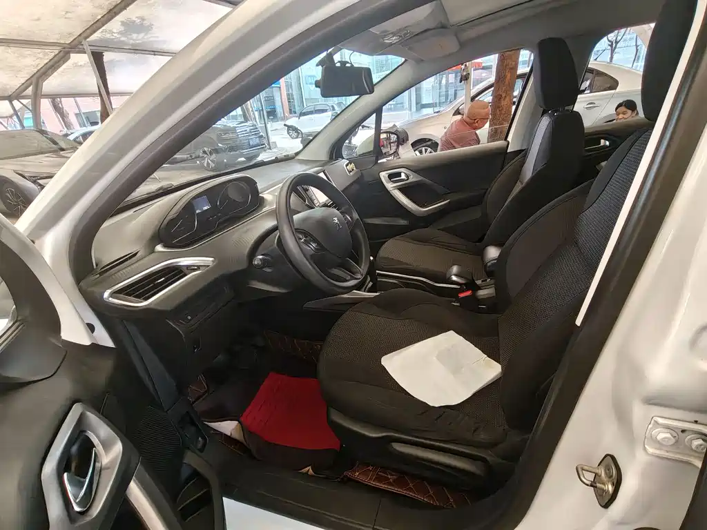 Peugeot 2008 2014 1.6L AT Fashion
