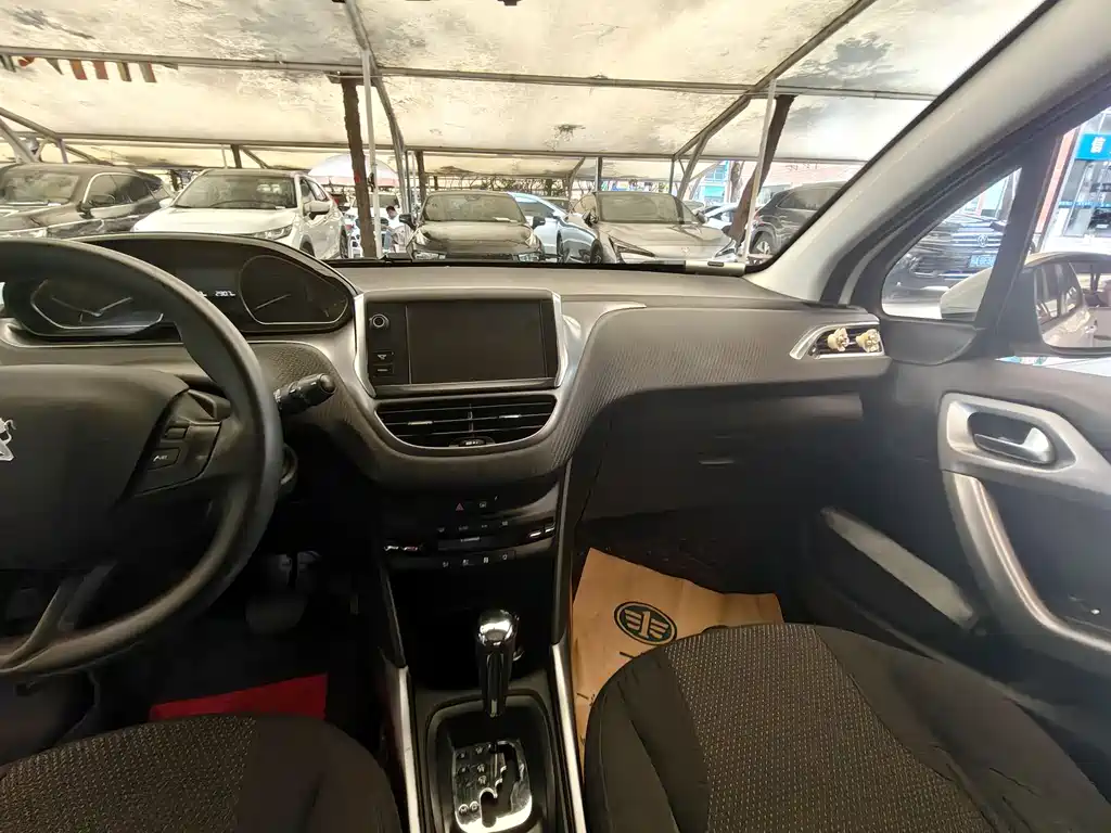 Peugeot 2008 2014 1.6L AT Fashion
