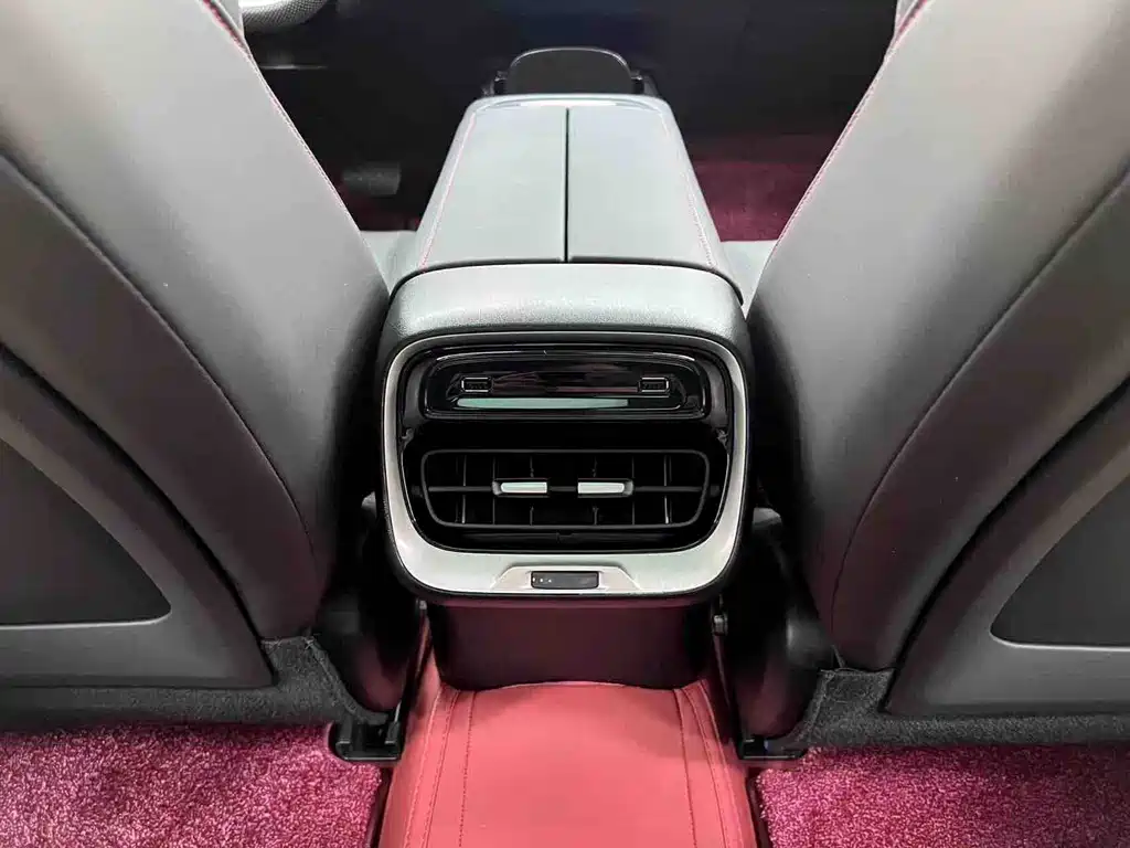 XPeng P7 — миниатюра 13