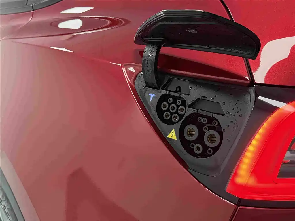 Tesla Model Y — миниатюра 16