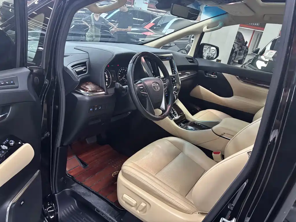 Toyota Alphard — миниатюра 11