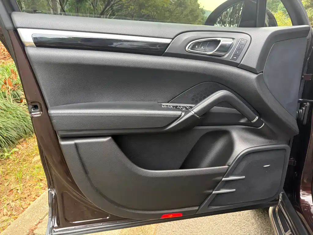 Porsche Cayenne — миниатюра 12