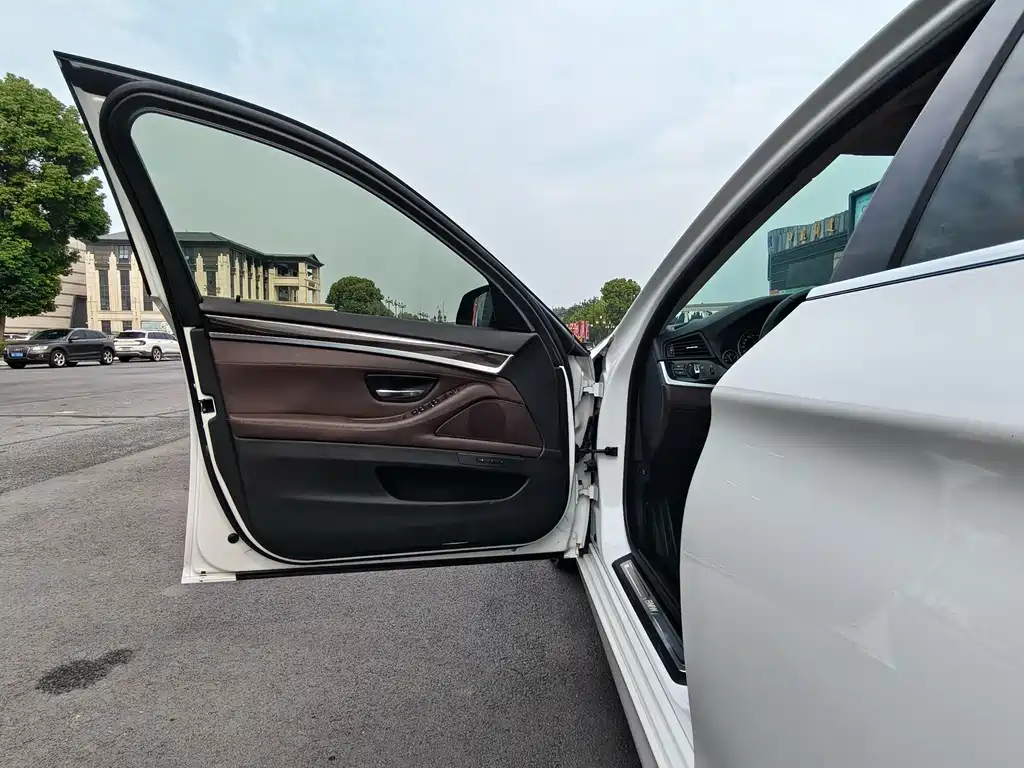BMW 5 Series — миниатюра 11