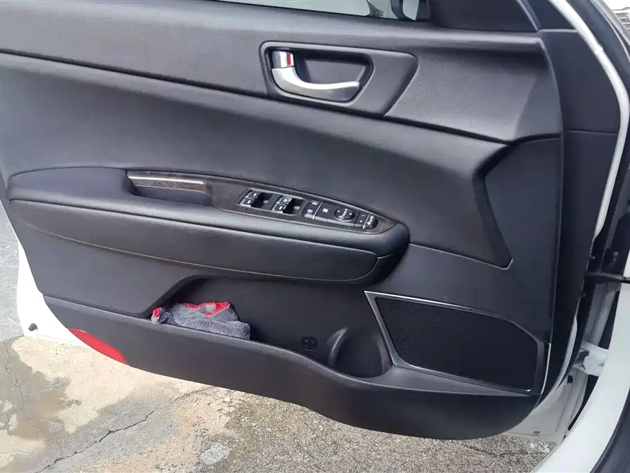Kia K5 2016 2.0L AT LUX