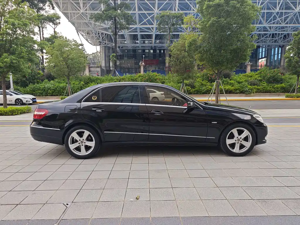 Mercedes-Benz E-Class — миниатюра 8