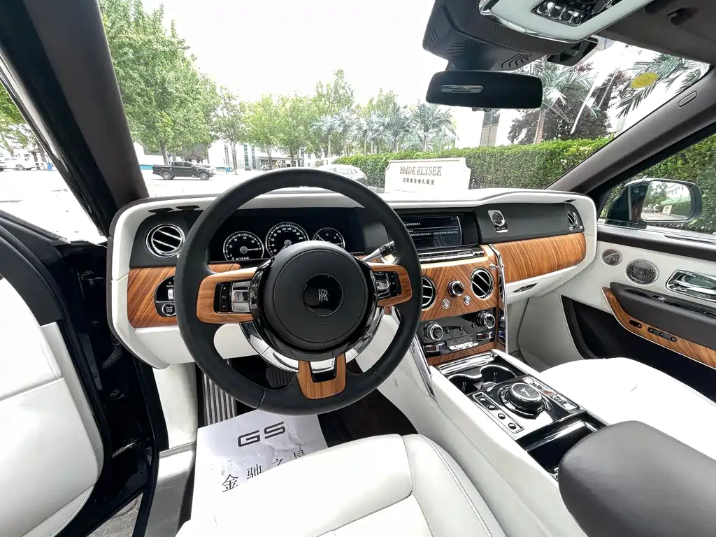 Rolls-Royce Cullinan 2018 мест