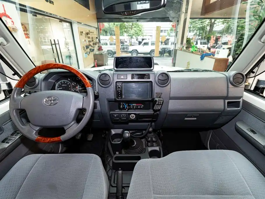 Toyota Land Cruiser LC76 2016 4.0L