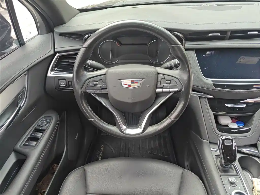 Cadillac XT6 2020 28T мест