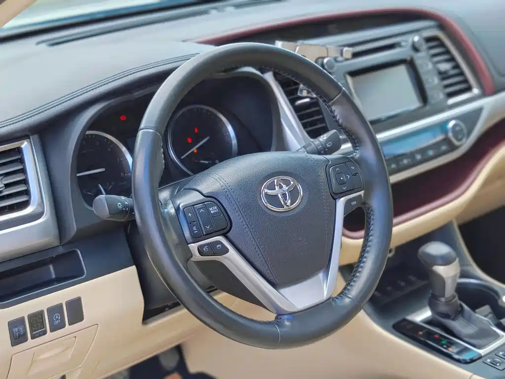 Toyota Highlander 2015 2.0T Luxury 7 мест