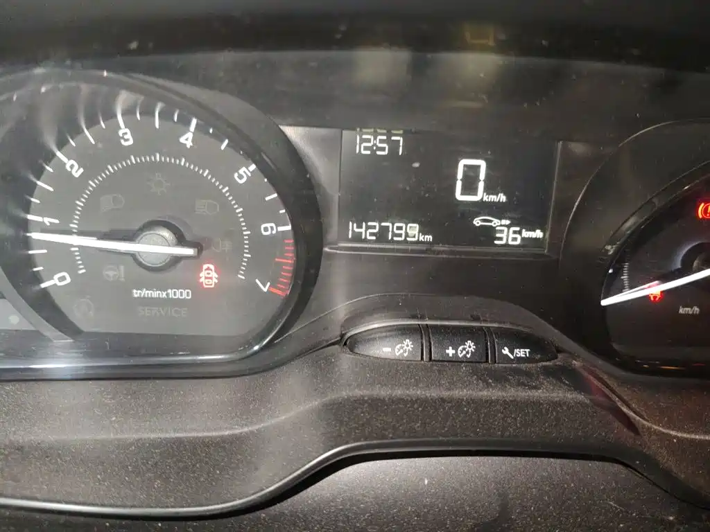 Peugeot 2008 2014 1.6L MT