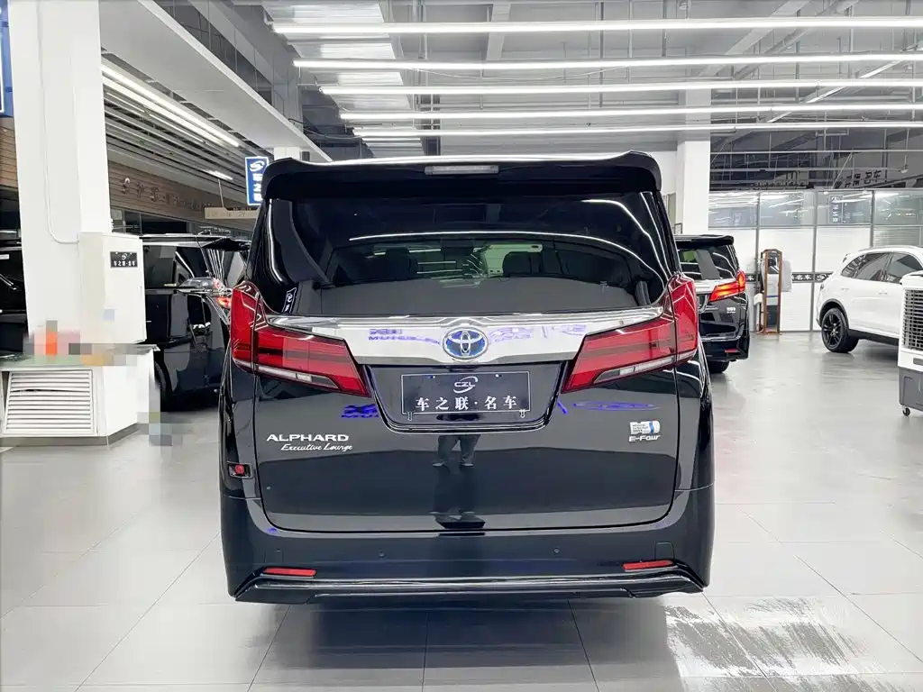 Toyota Alphard — миниатюра 5