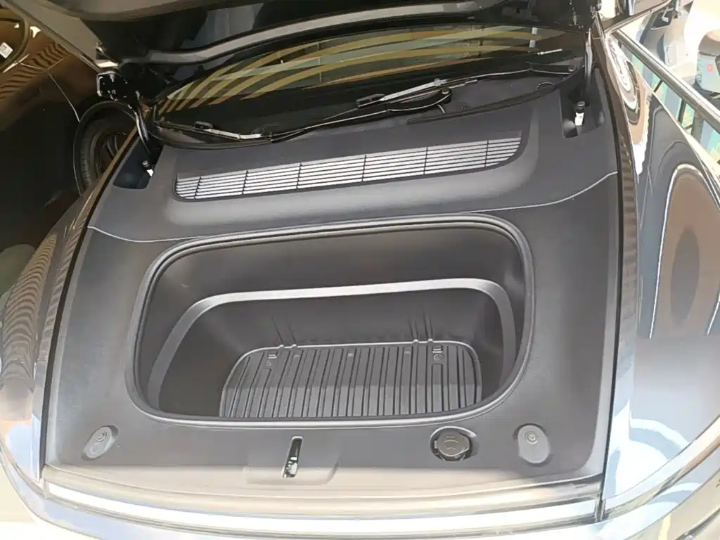 Tesla Model Y — миниатюра 20