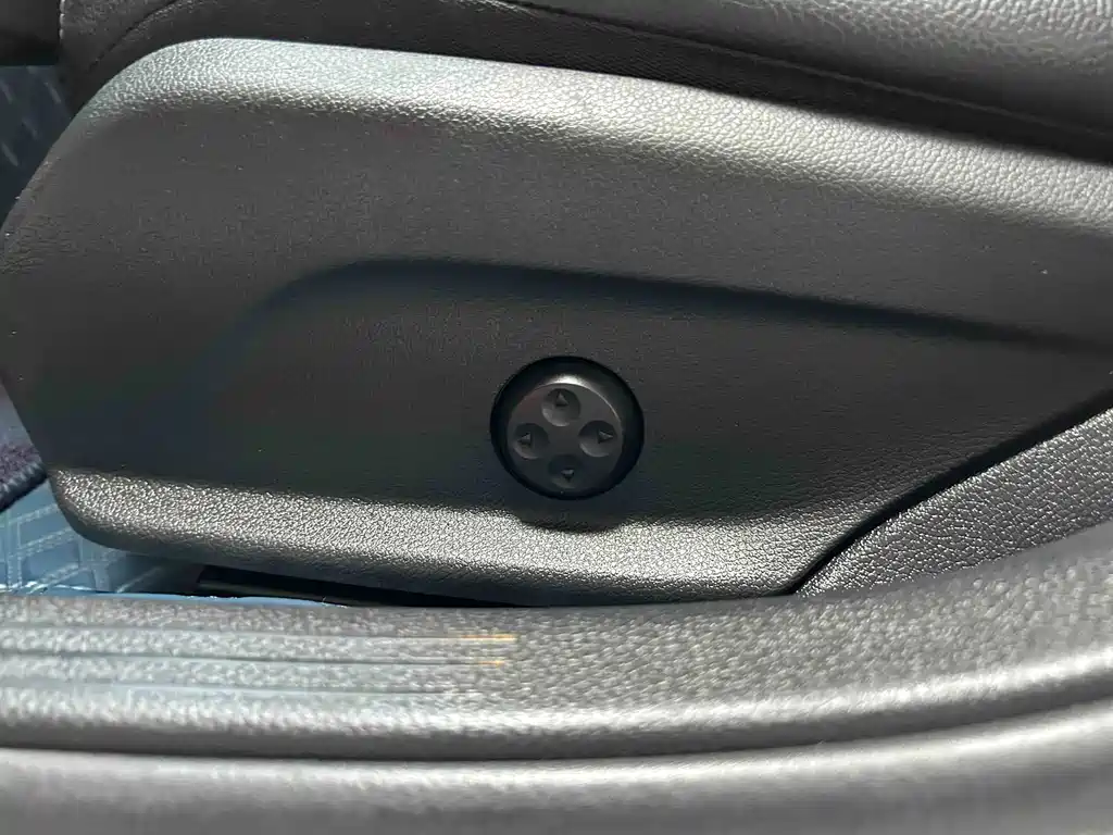 Mercedes-Benz C-Class — миниатюра 12