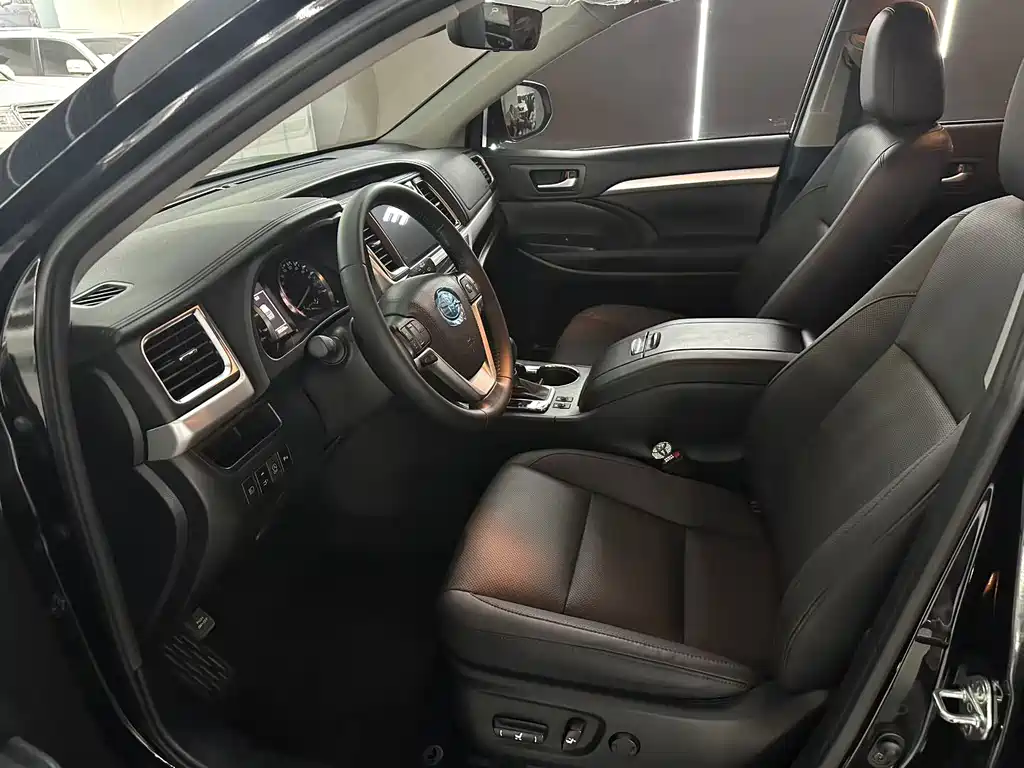 Toyota Highlander 2021 2.0T Luxury 7 мест