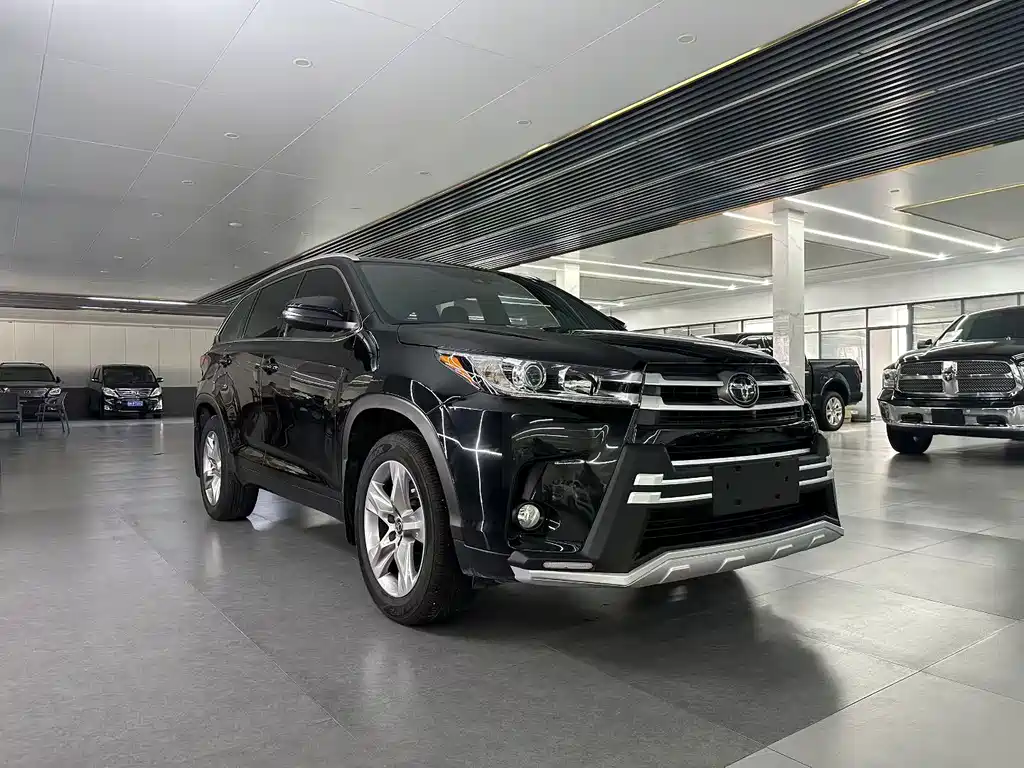Toyota Highlander 2021 2.0T Luxury 7 мест